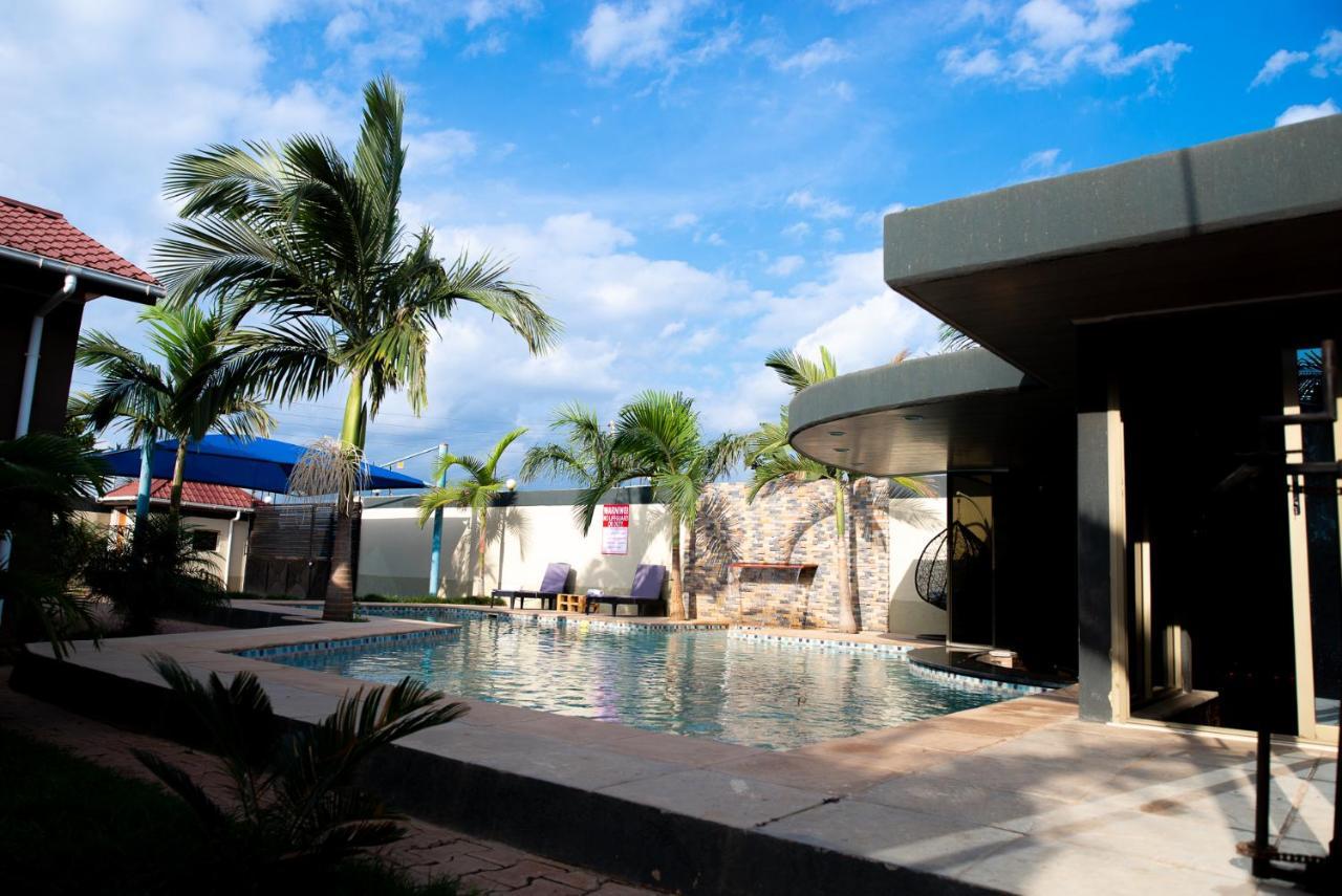 Emc Fully Furnished &Serviced Villas 4 Bedroom With Solar Power , Private Pool, Starlink Wifi ,Aircons & Dstv Lusaka Luaran gambar