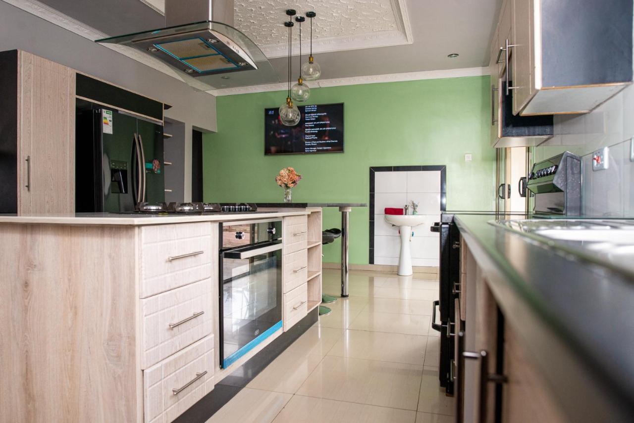 Emc Fully Furnished &Serviced Villas 4 Bedroom With Solar Power , Private Pool, Starlink Wifi ,Aircons & Dstv Lusaka Luaran gambar