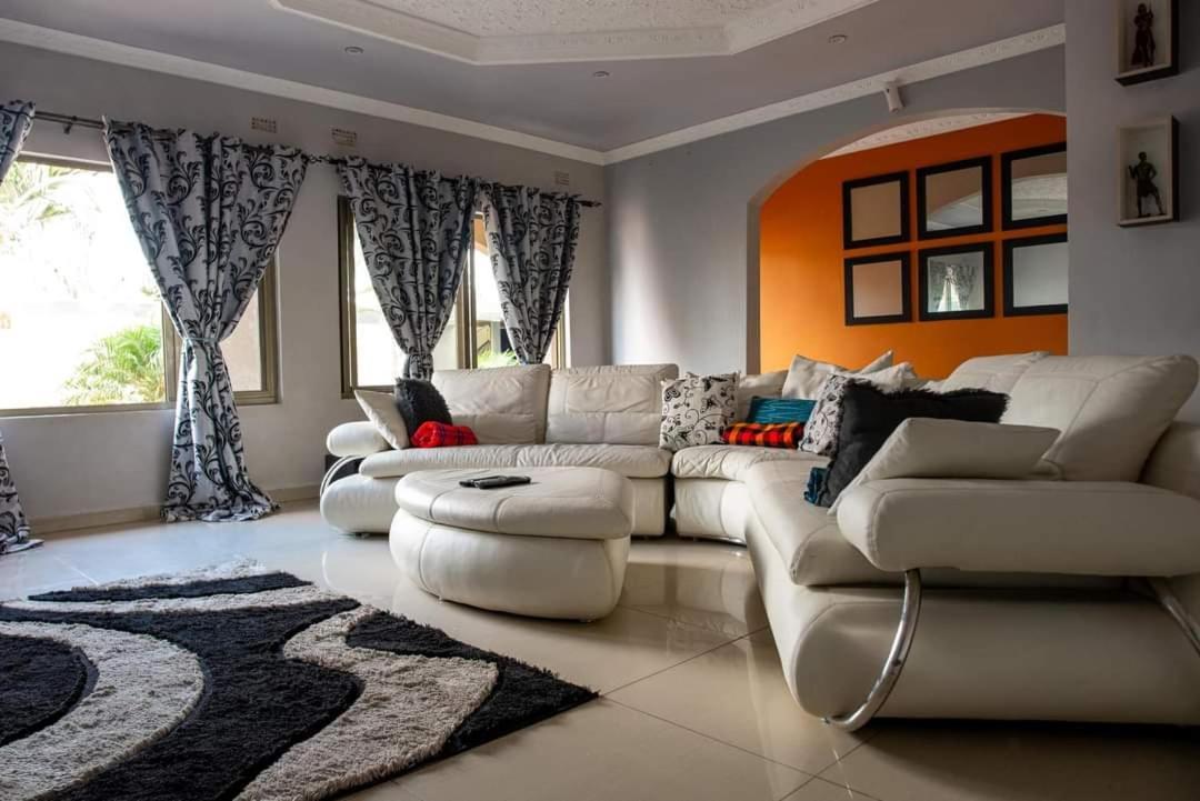 Emc Fully Furnished &Serviced Villas 4 Bedroom With Solar Power , Private Pool, Starlink Wifi ,Aircons & Dstv Lusaka Luaran gambar
